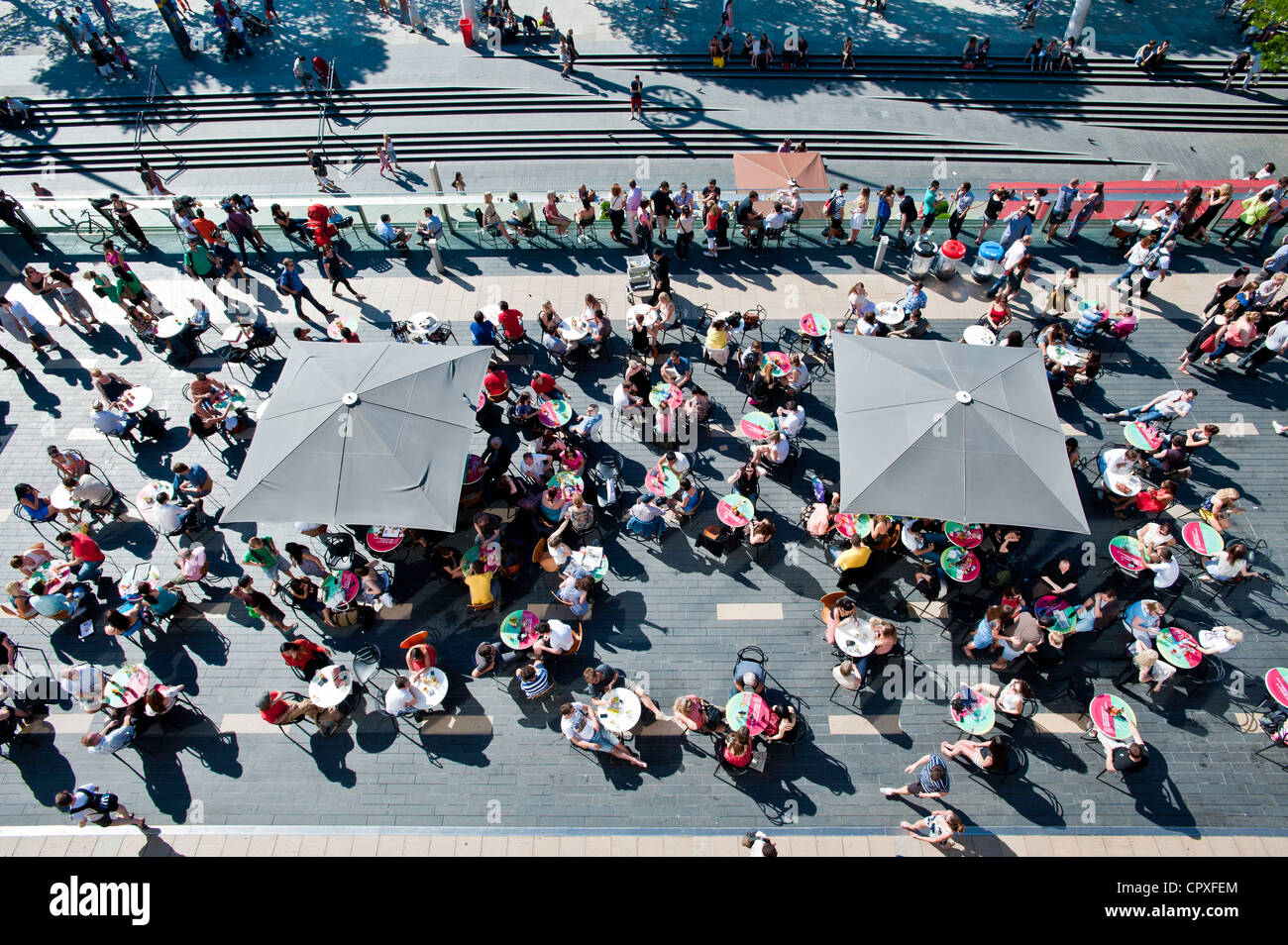 Les gens enjoing chaude journée d'été par le Royal Festival Hall, Southbank, Londres, Royaume-Uni Banque D'Images