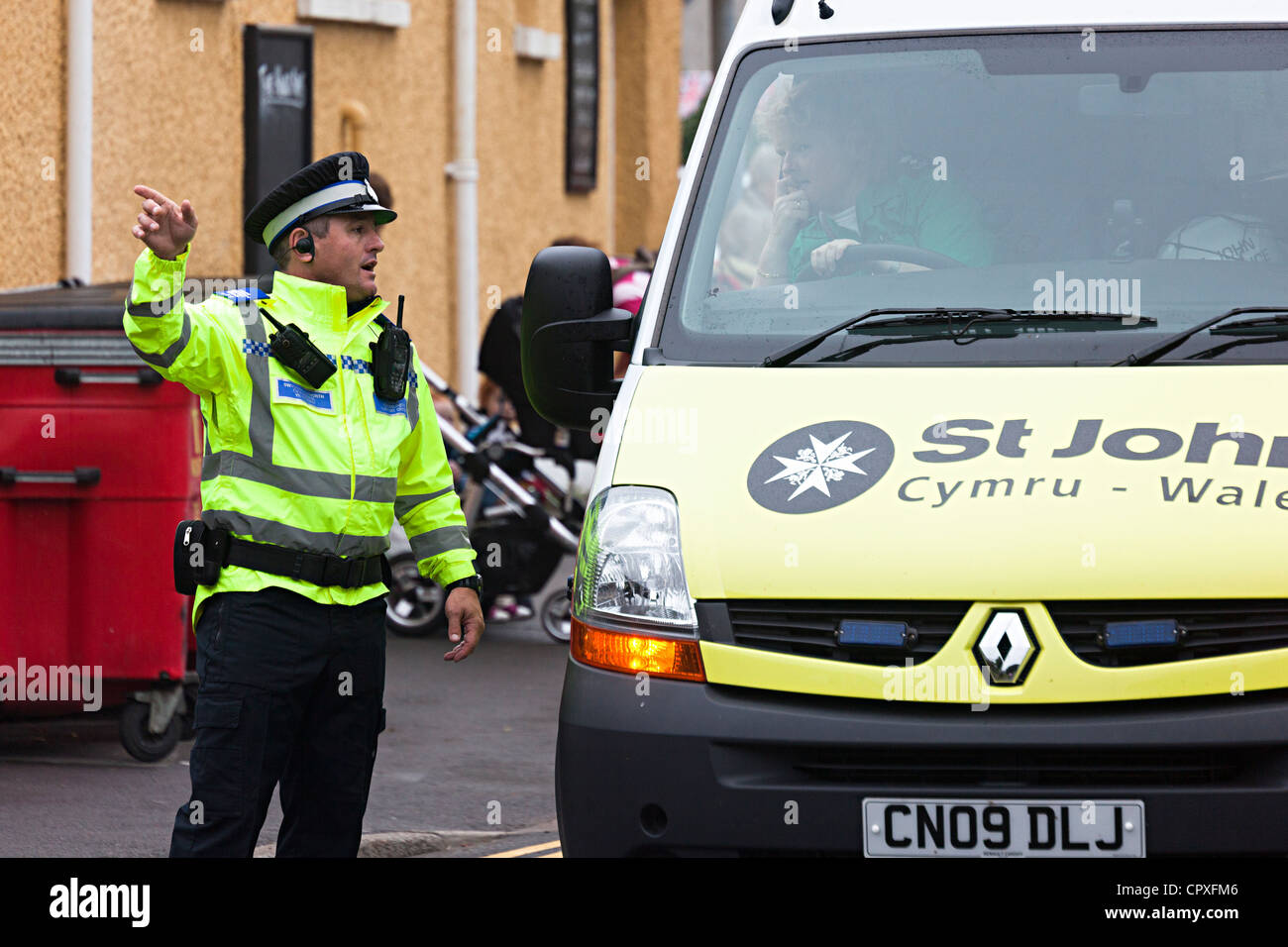 Agent de soutien communautaire de la police la direction d'un conducteur d'Ambulance Saint-Jean, Galles, Royaume-Uni Banque D'Images