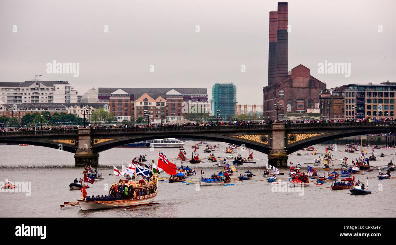Une flottille de bateaux chefs sur la Tamise à partir de Battersea Bridge dirigé par la Gloriana dans le cadre des célébrations du Jubilé de diamant Banque D'Images