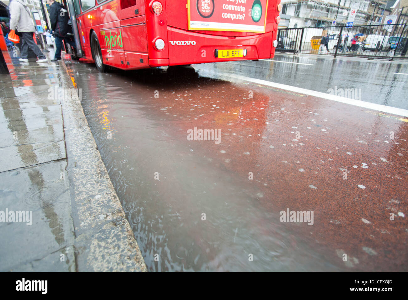 Les eaux de ruissellement d'un pluie torrentielle sur les rues de Kings Cross, London, UK. Banque D'Images