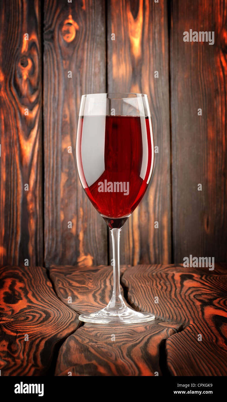 Verre de vin rouge sur un fond de bois Banque D'Images