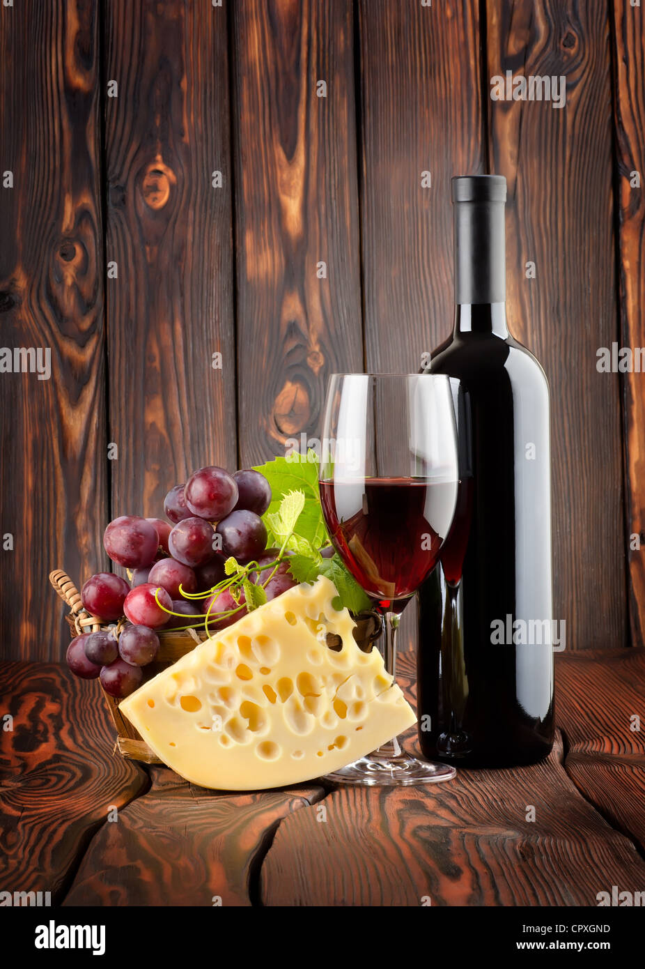 Vin rouge avec du fromage sur un fond de bois Banque D'Images