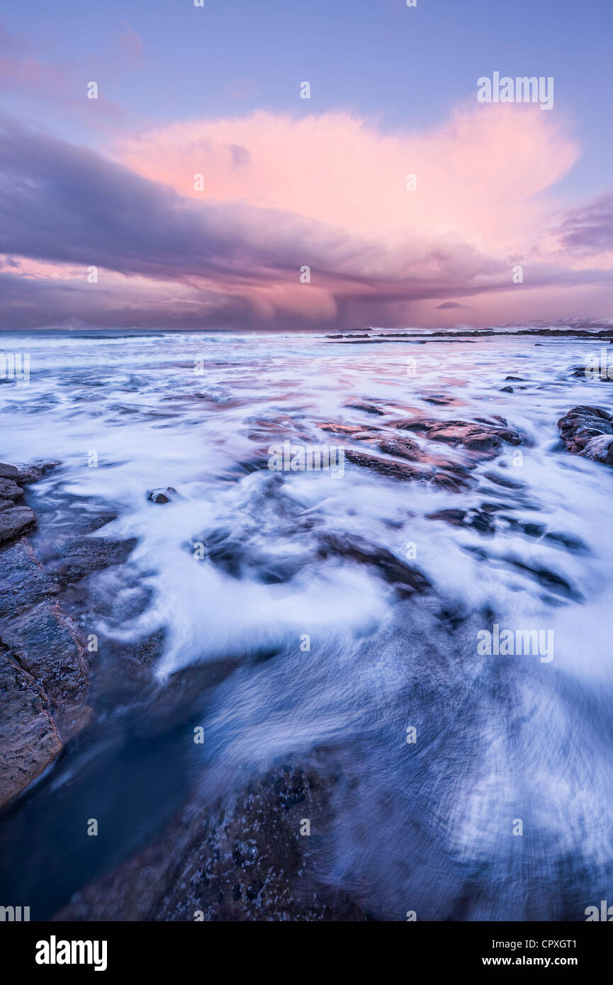 La fin de la lumière sur les nuages de tempête sur la mer du Nord à partir de Thorntonloch beach, Frontières, Ecosse, Royaume-Uni Banque D'Images