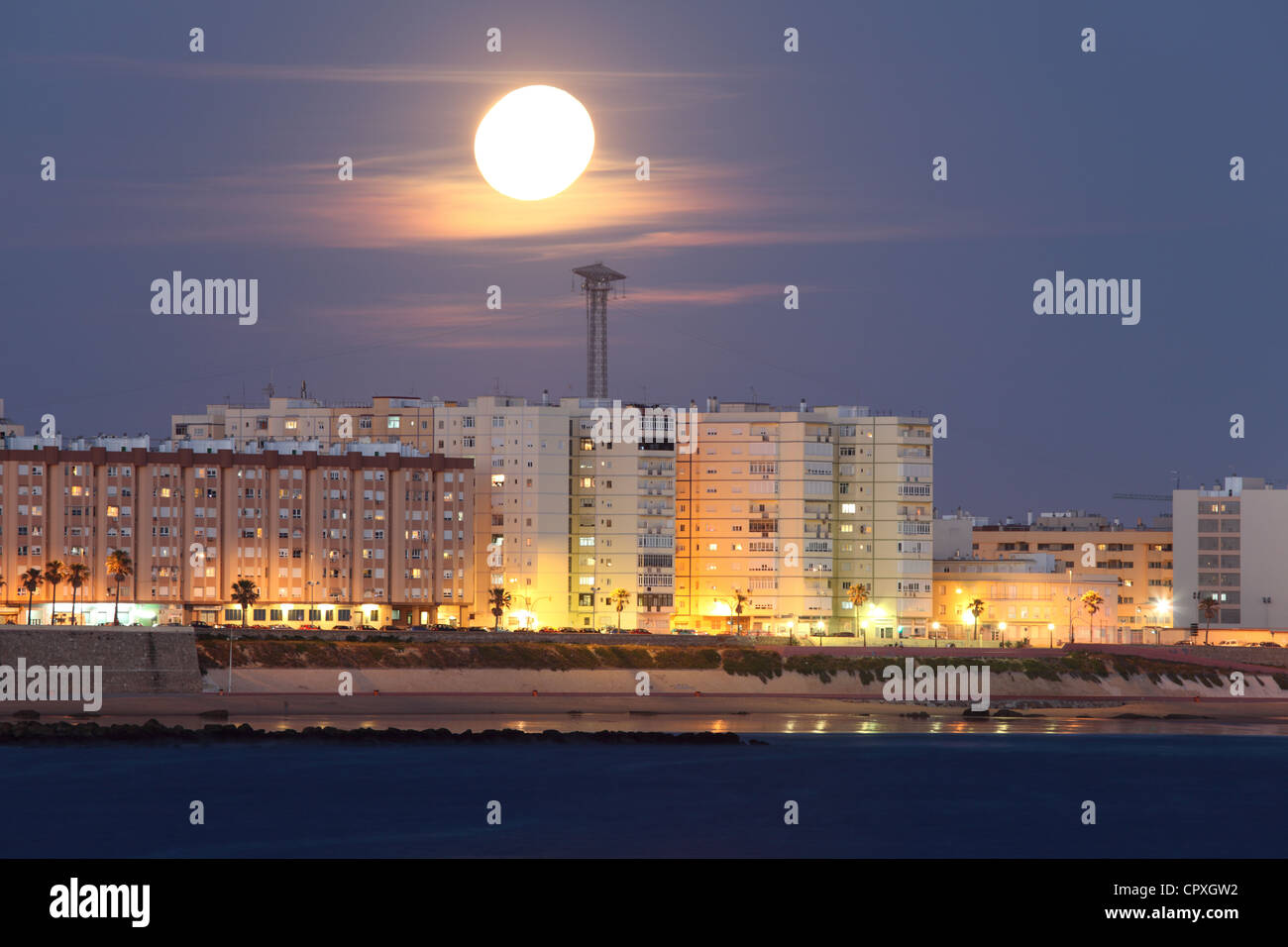Cadix sous la lune brille, Espagne Banque D'Images