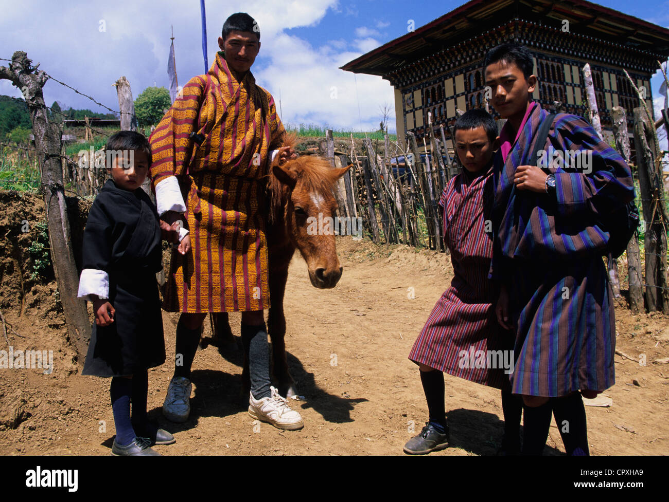 Le Bhoutan, district de Punakha, Talo, pisé traditionnel en bois maison avec un toit recouvert de tuiles en bois, peasans Banque D'Images