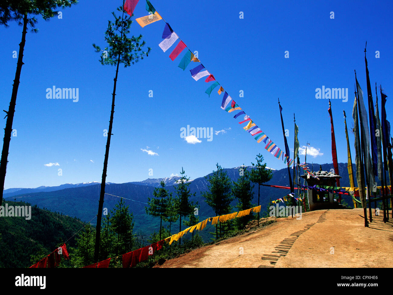 Bhoutan Paro District ascension de Taktshang petit oratoire encerclée par les drapeaux de prières sur route pour imbriquer un tigre de plus vénérés Banque D'Images