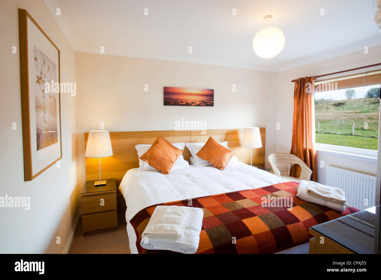 La chambre à coucher d'une petite maison de vacances à Broadford, Isle of Skye, Scotland, UK. Banque D'Images