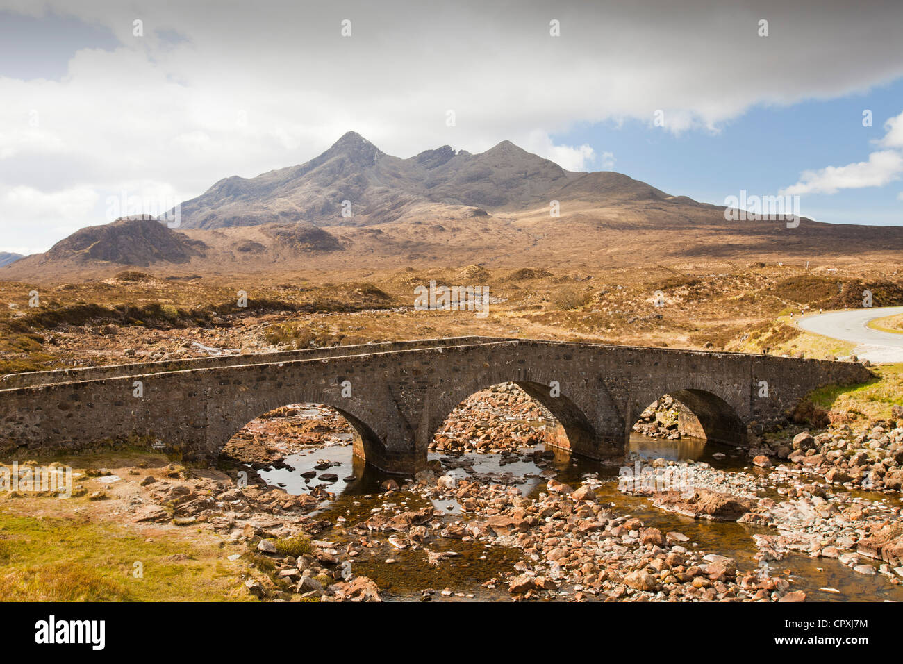 L'extrémité nord de la crête de Cuillin sur l'île de Skye, Écosse, Royaume-Uni, de l'ancien pont routier à Sligachan. Banque D'Images