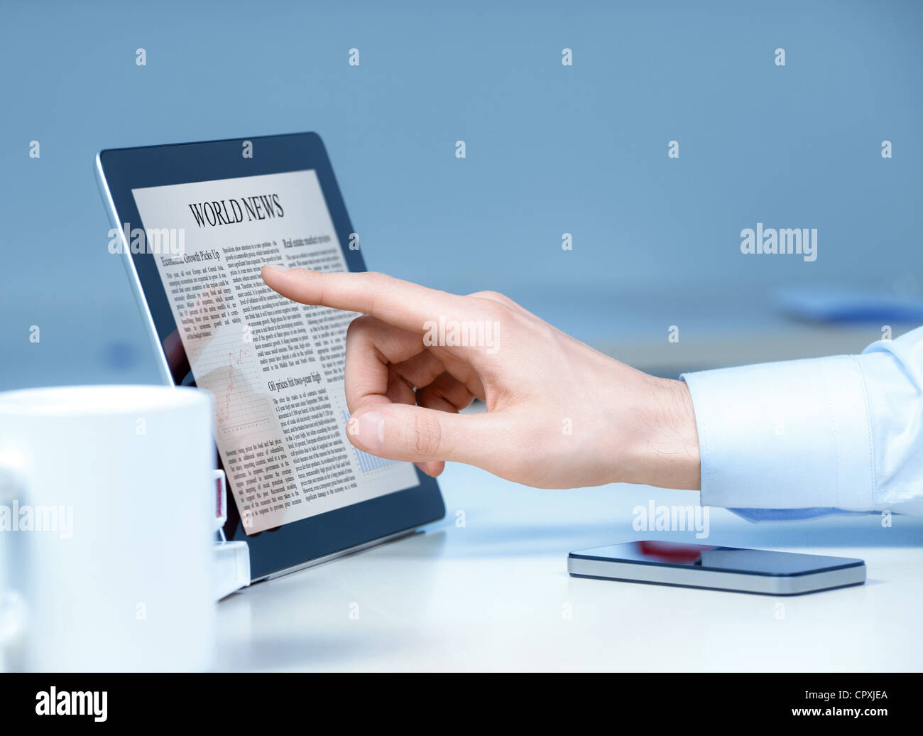 Portrait sur tablette numérique moderne avec les nouvelles du monde sur l'écran du poste de travail. Banque D'Images