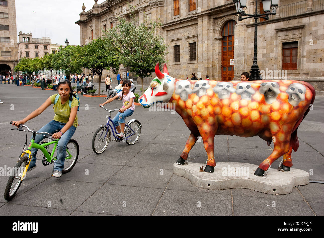 Le Mexique, l'Etat de Jalisco, Guadalajara, Lala Usine de lait a parrainé des artistes sur le thème de la vache Banque D'Images