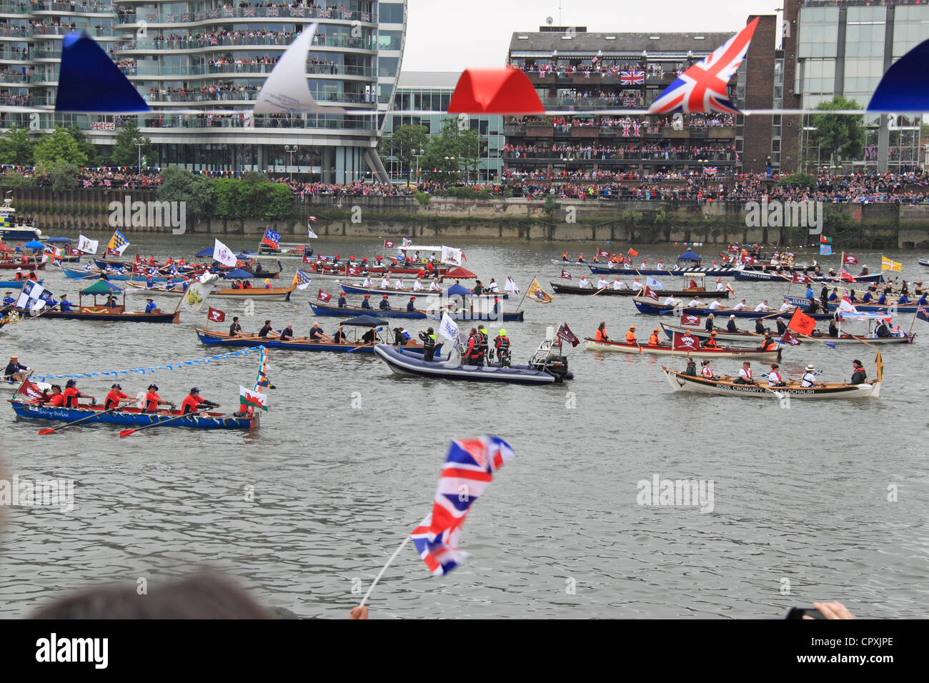 Man-powered flotille de bateaux laisse le Diamond Jubilee Pageant Thames, Battersea Bridge, London, UK, Dimanche 3 Juin 2012 Banque D'Images