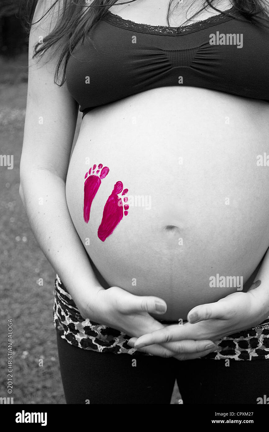Peint En Rose Pieds Bebe Empreintes Sur Young Woman S Pregnant Belly Photo Stock Alamy