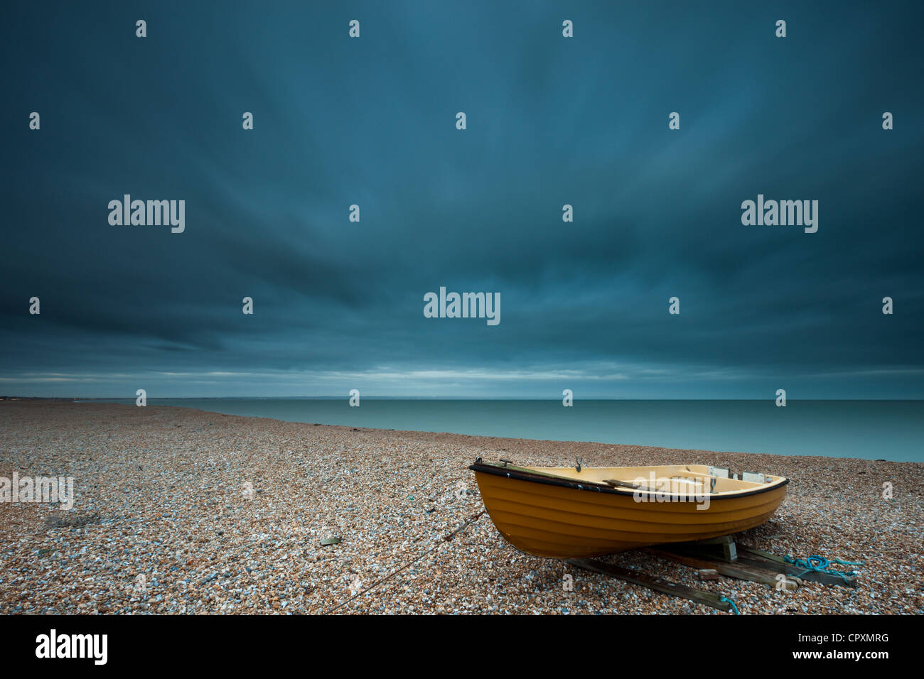 Un bateau à la plage de dormeur, Kent, Angleterre. Banque D'Images