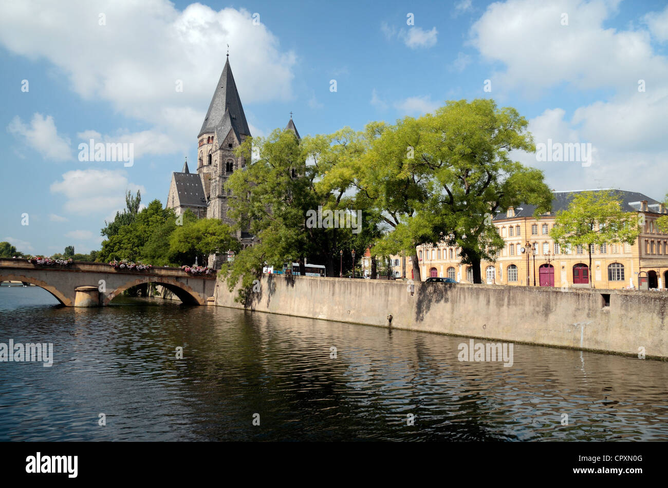 Vue sur pont des Roches vers Temple Neuf, Metz, Lorraine, France. Banque D'Images