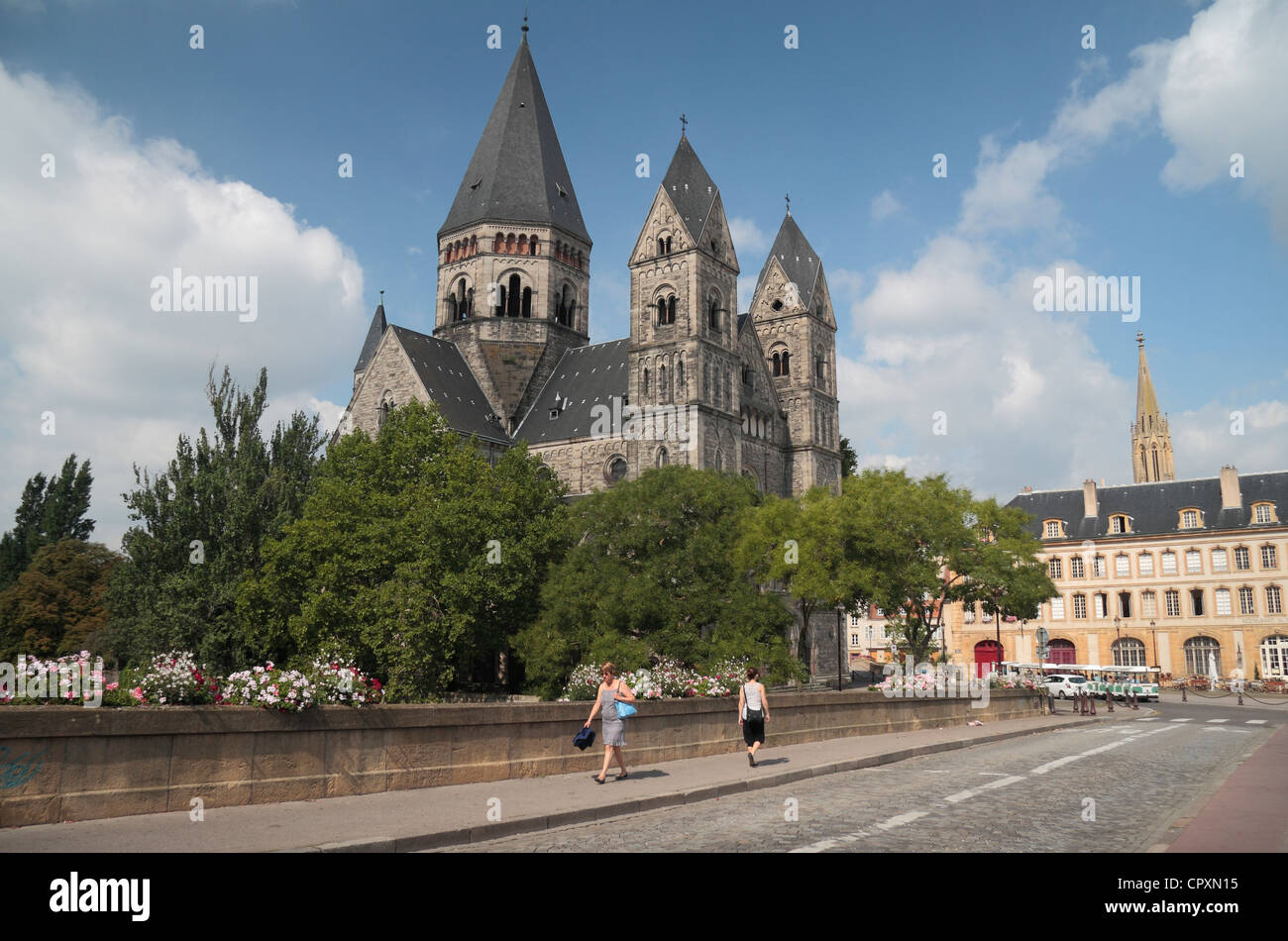 Vue sur pont des Roches vers Temple Neuf, Metz, Lorraine, France. Banque D'Images