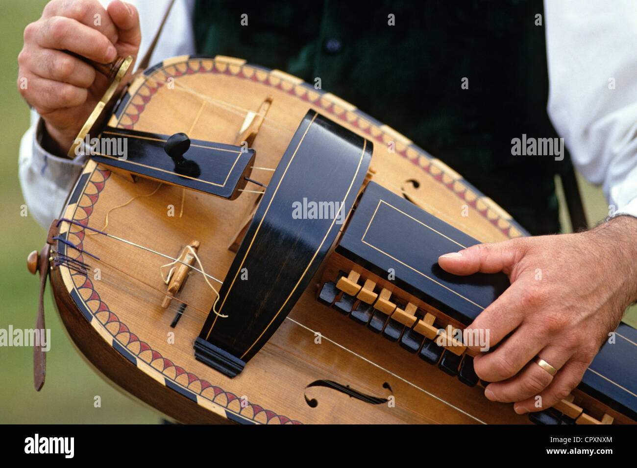 Vielle à roue, instrument de musique traditionnel de la France de Vichy  ville partenaire de Bad Toelz Bavaria Allemagne Photo Stock - Alamy