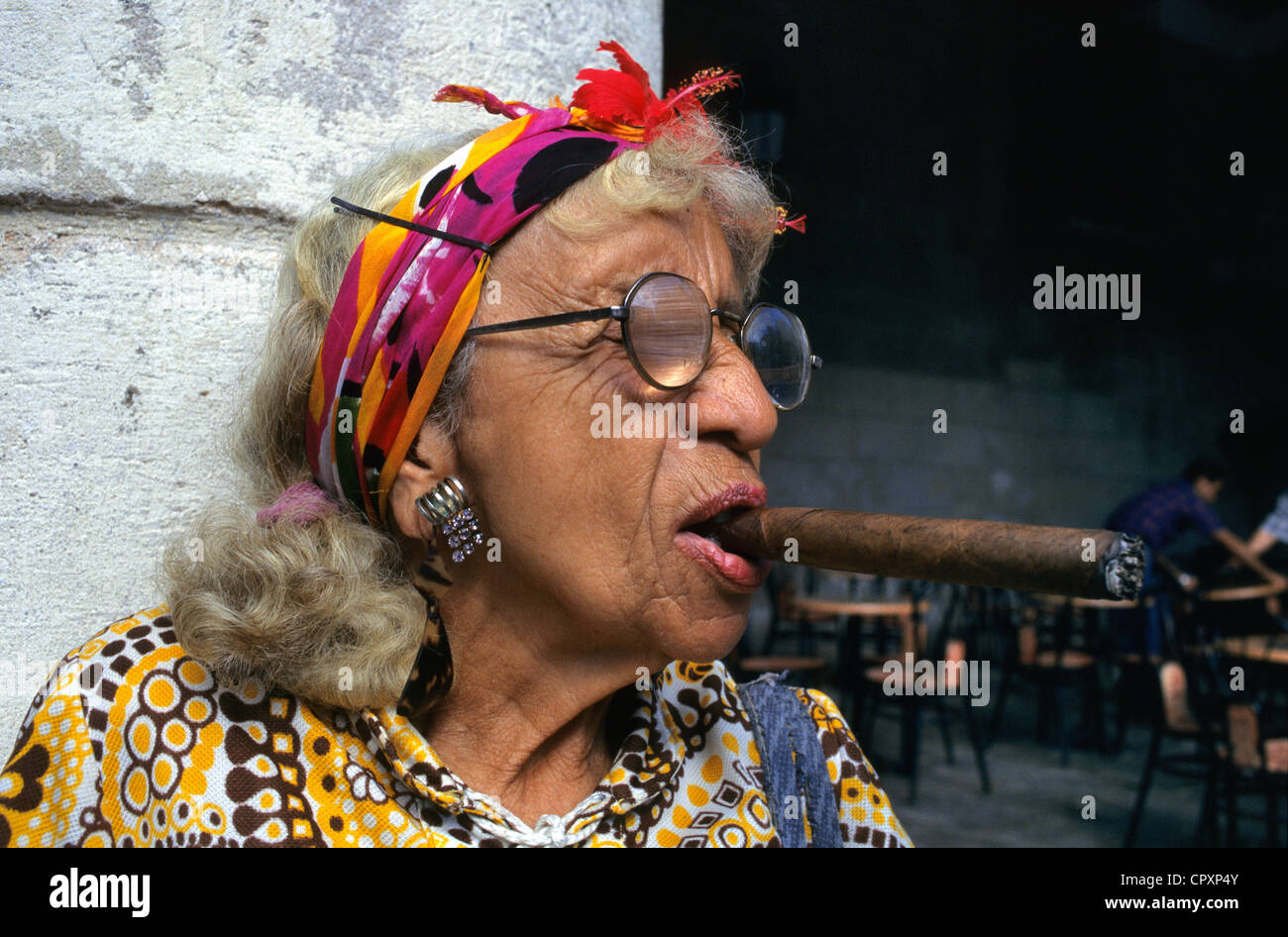 Cuba La Havane La Habana Vieja Ville inscrite au Patrimoine Mondial de l'UNESCO portrait de femme fumer un cigare sur la Plaza de Armas Banque D'Images