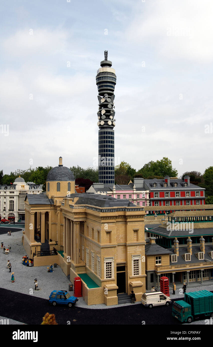 Legoland - Buckingham Palace et la tour de bureaux de poste (BT Tower) entièrement fait de Lego Banque D'Images