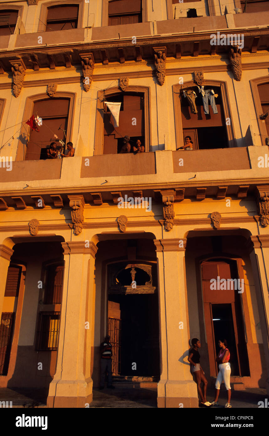 Cuba, La Havane, scène de rue en face de la façade colorée de la Malecon Banque D'Images