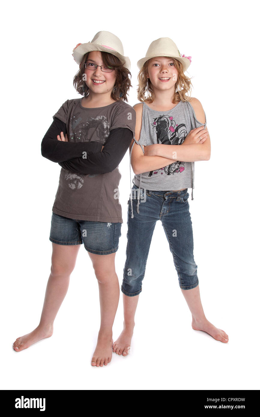 Deux filles debout devant un fond blanc Banque D'Images