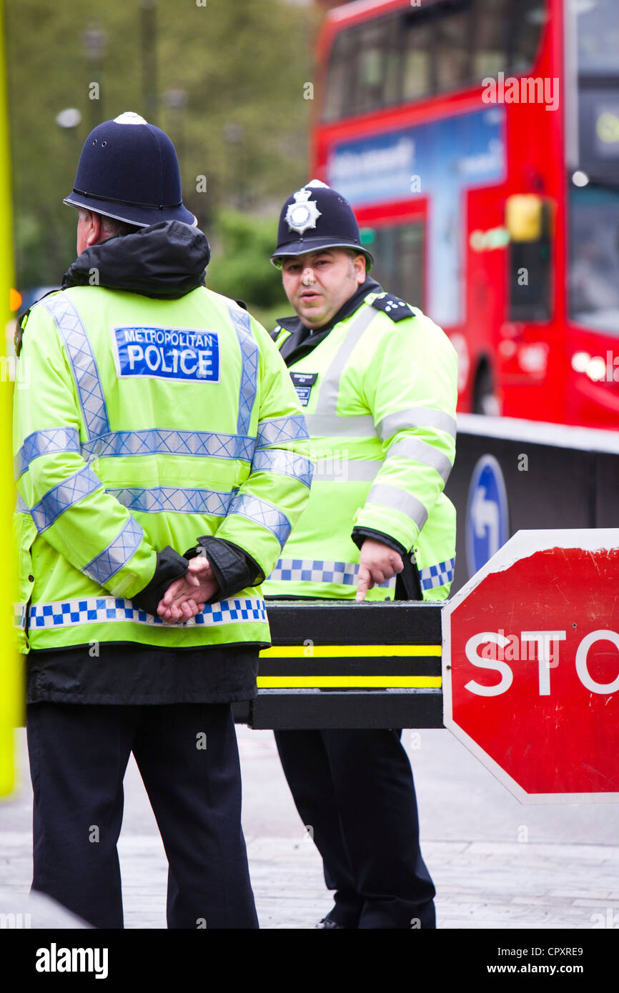 Barrières de police mis en place autour de la Maison du Parlement à Londres à l'abri de véhicule ou de kamikazes Banque D'Images