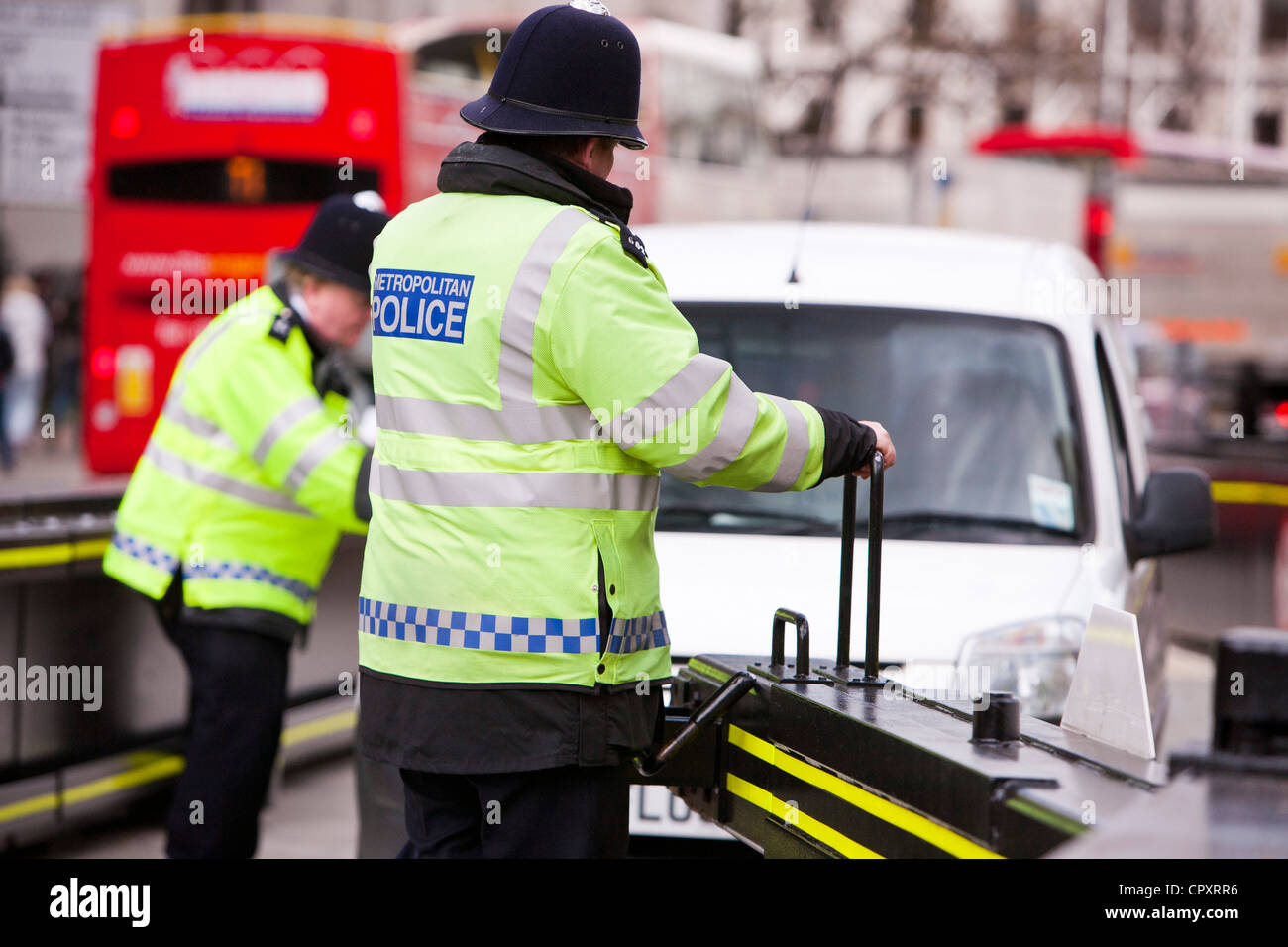 Barrières de police mis en place autour de la Maison du Parlement à Londres à l'abri de véhicule ou de kamikazes Banque D'Images