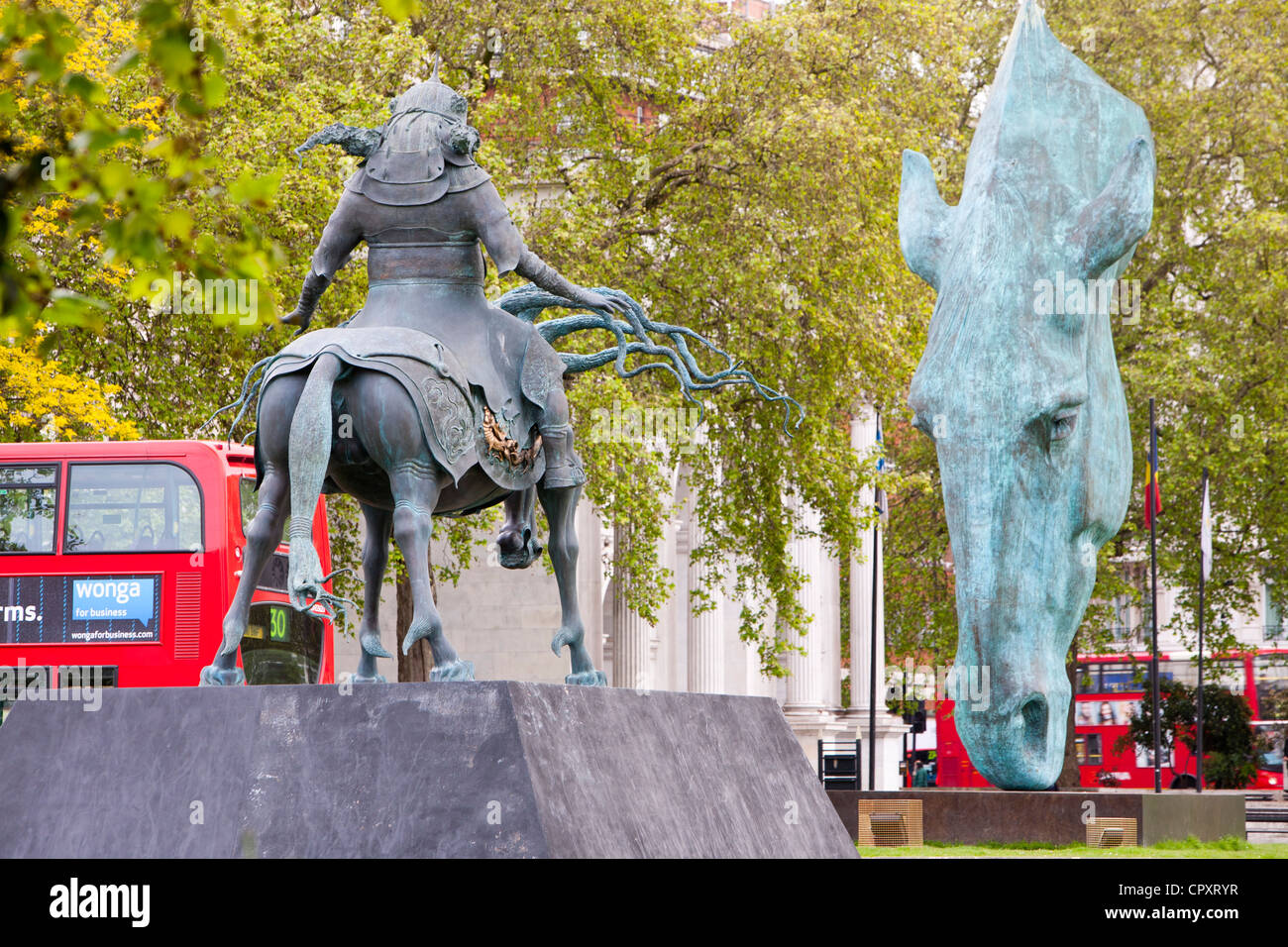 Un cheval à l'eau et de sculptures sculpture guerrier chinois à Speakers Corner, Hyde Park, London, UK. Banque D'Images