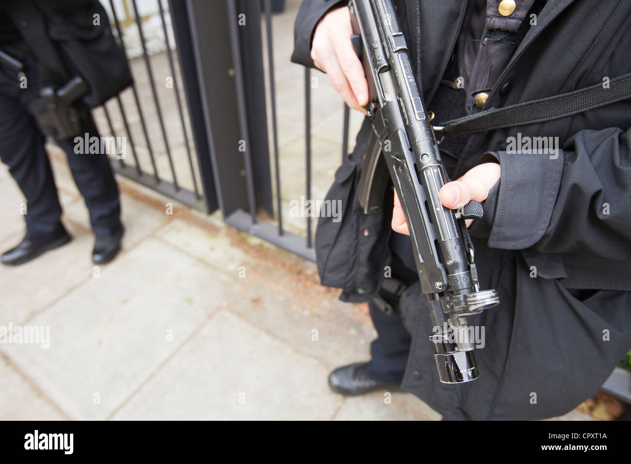 Agent de police armés protéger l'ambassade américaine à Grosvenor Square, London, UK. Banque D'Images