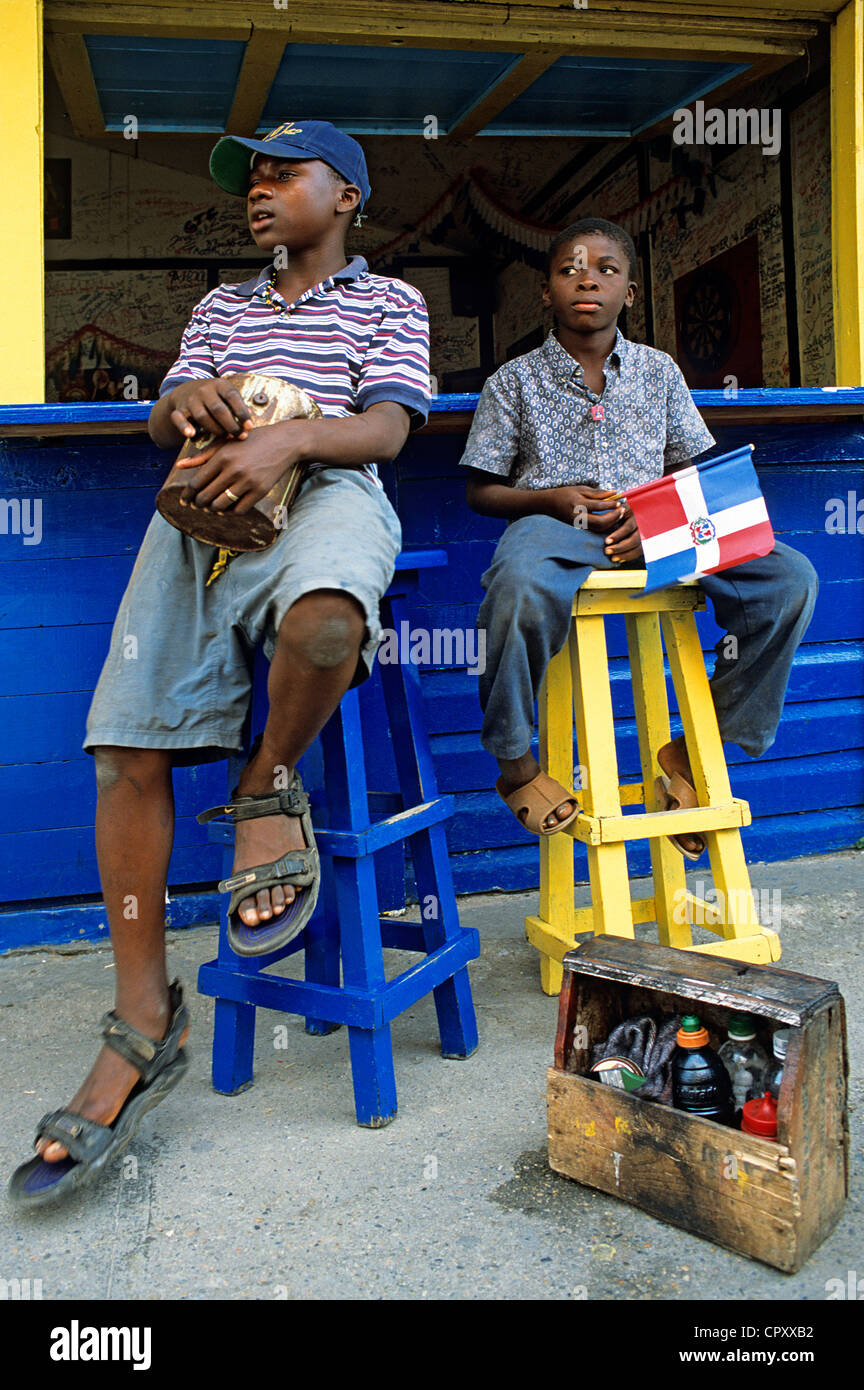 République Dominicaine, Saint-Domingue, Boca Chica, double portrait de  jeune cireur de chaussures Photo Stock - Alamy