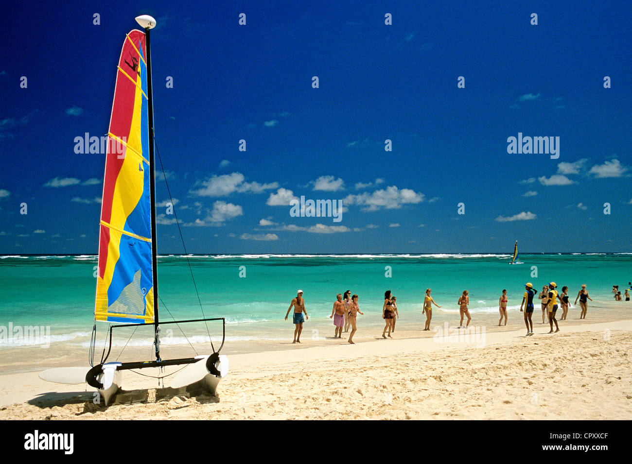 République dominicaine, province de La Altagracia, Punta Cana, catamaran et d'aérobie sur la plage Banque D'Images