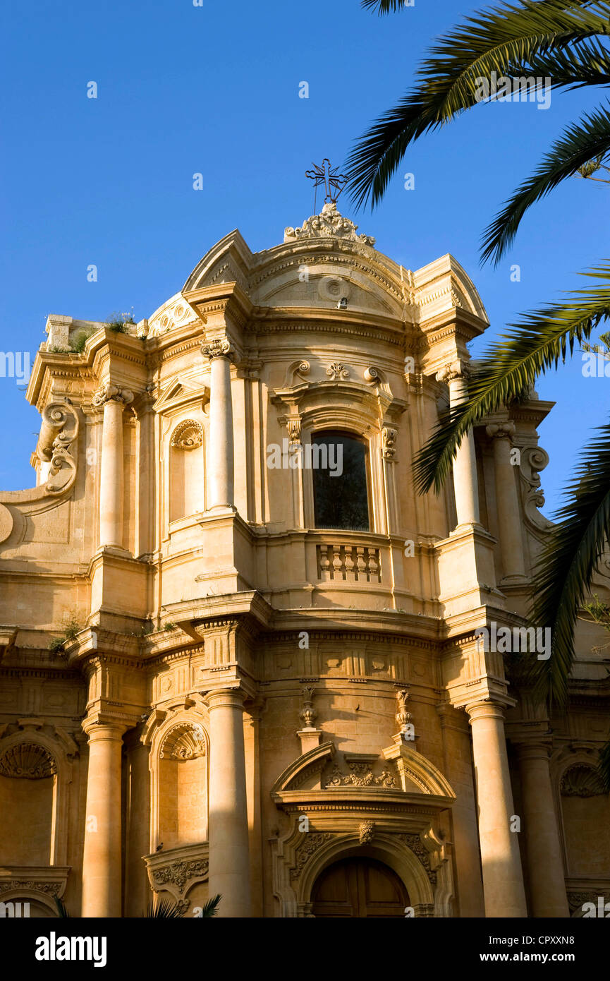 Italie, Sicile, Noto, ville baroque inscrite au Patrimoine Mondial de l'UNESCO, la Piazza XVI Maggio, église San Domenico Banque D'Images