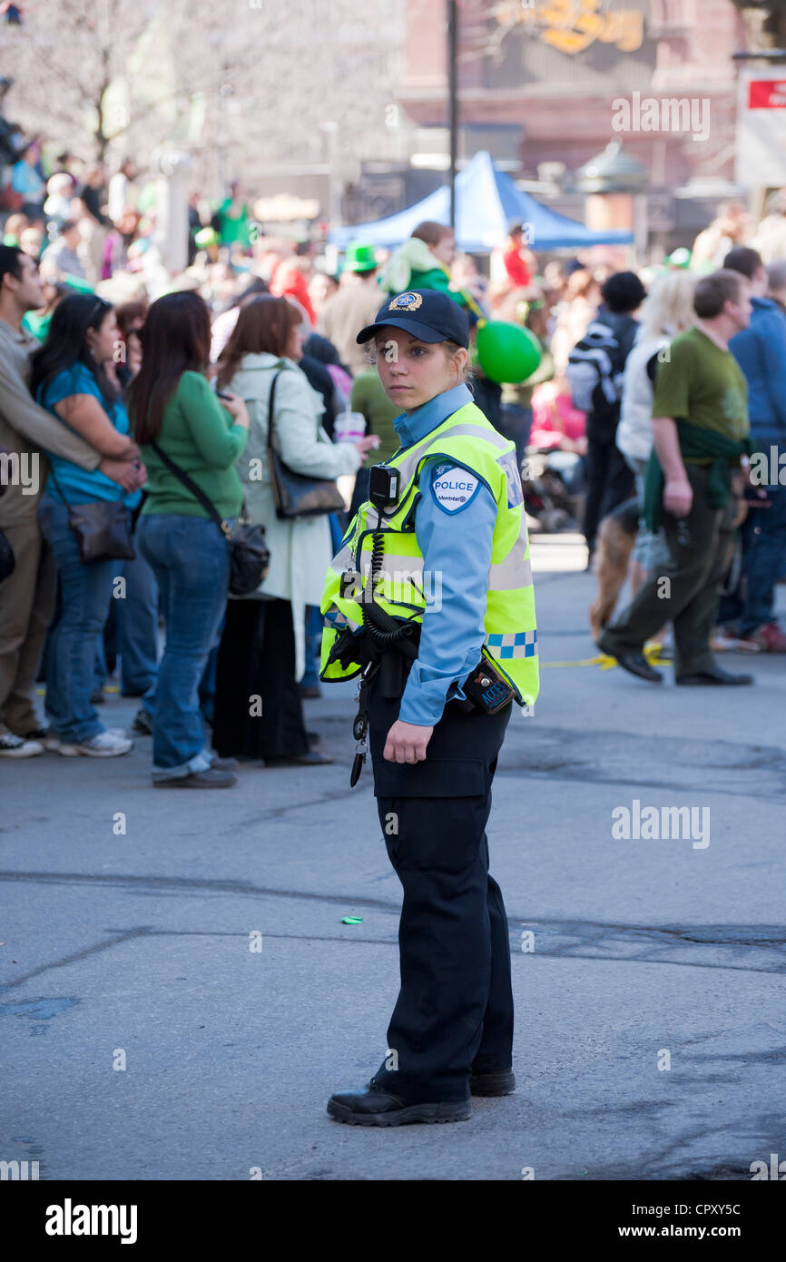 Femme policier en service au cours de la 2012 St Patrick's Day Parade à Montréal, province de Québec, Canada. Banque D'Images
