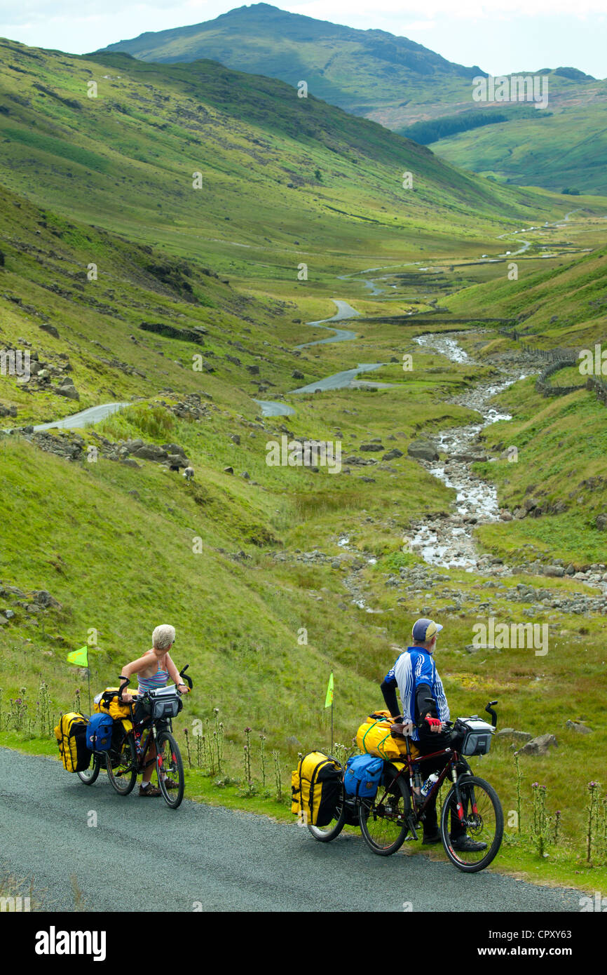 Les cyclistes sur route par Wrynose Pass dans le cadre de la vallée Dudden Parc National de Lake District, Cumbria, Royaume-Uni Banque D'Images