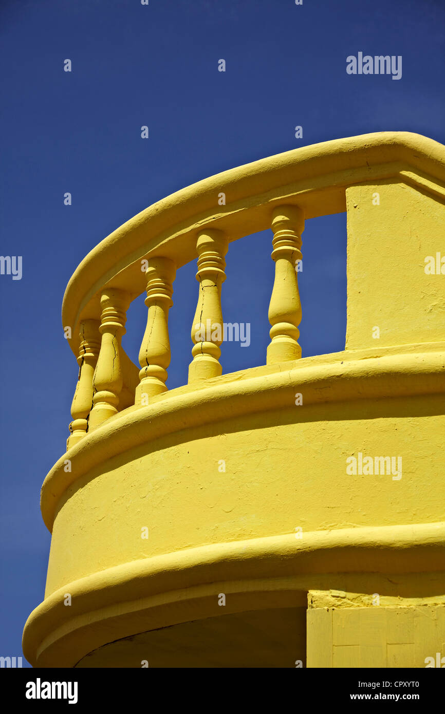 Bâtiment de peinture jaune. Balcon peint en jaune vif contre un ciel bleu foncé d'été. Thaïlande Asie Banque D'Images