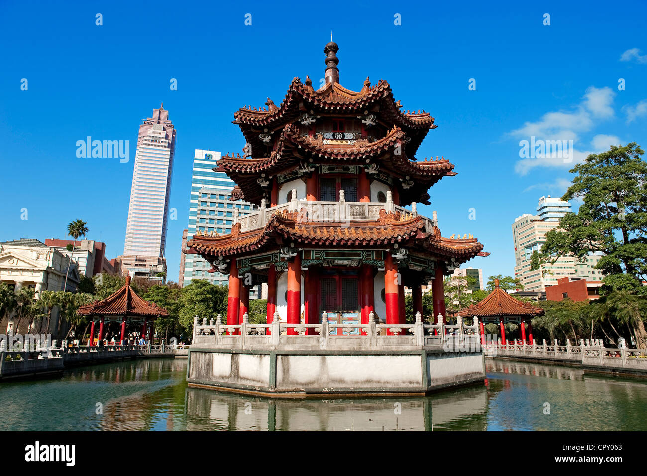 Vieille ville de Taipei Taiwan 228 Parc de la paix (massacre du 28 février 1947) avec Shin Kong Mitsukoshi tour en arrière-plan Banque D'Images