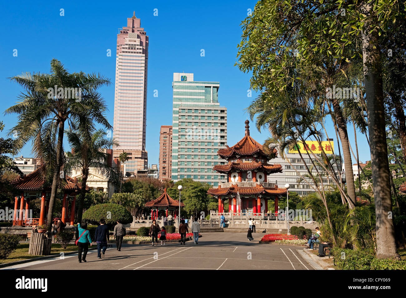 Vieille ville de Taipei Taiwan 228 Parc de la paix (massacre du 28 février 1947) avec Shin Kong Mitsukoshi tour en arrière-plan Banque D'Images