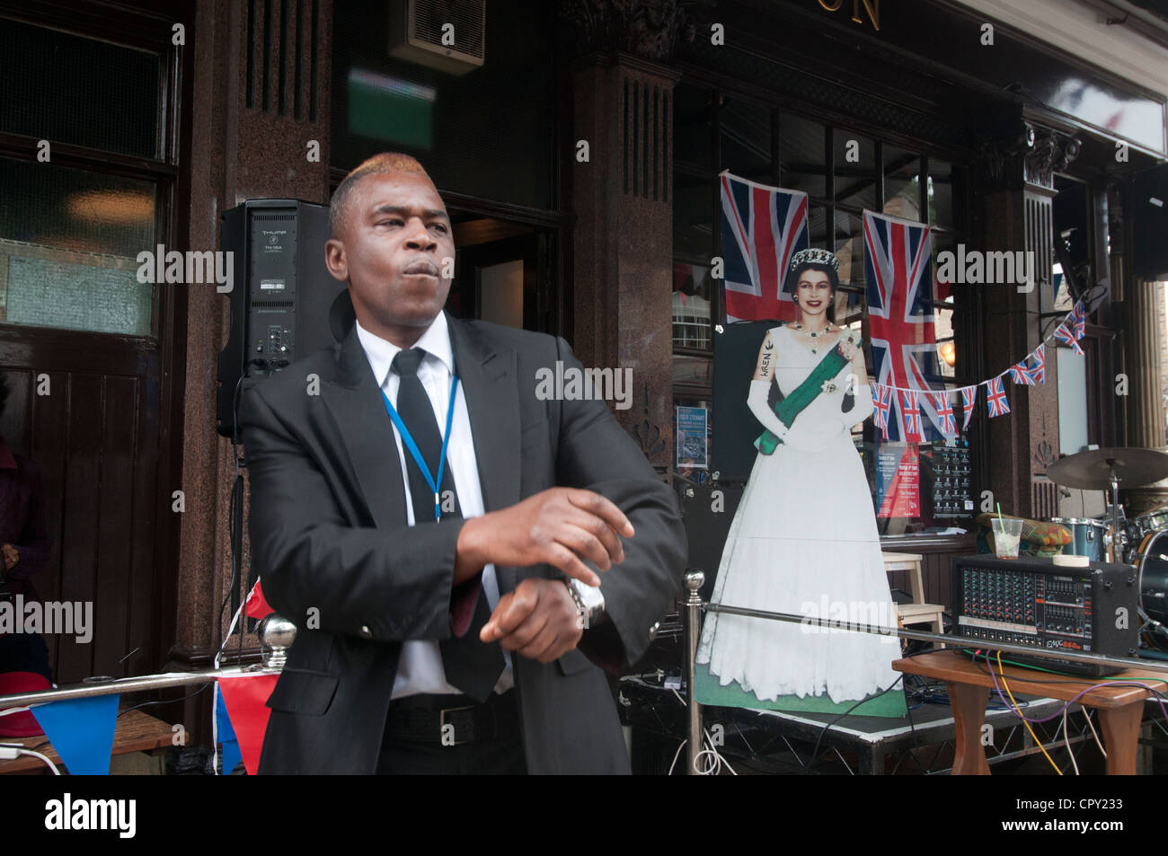 Cat et Mutton pub street, Broadway market, Hackney, Londres. Bouncer danser devant la reine en carton Banque D'Images