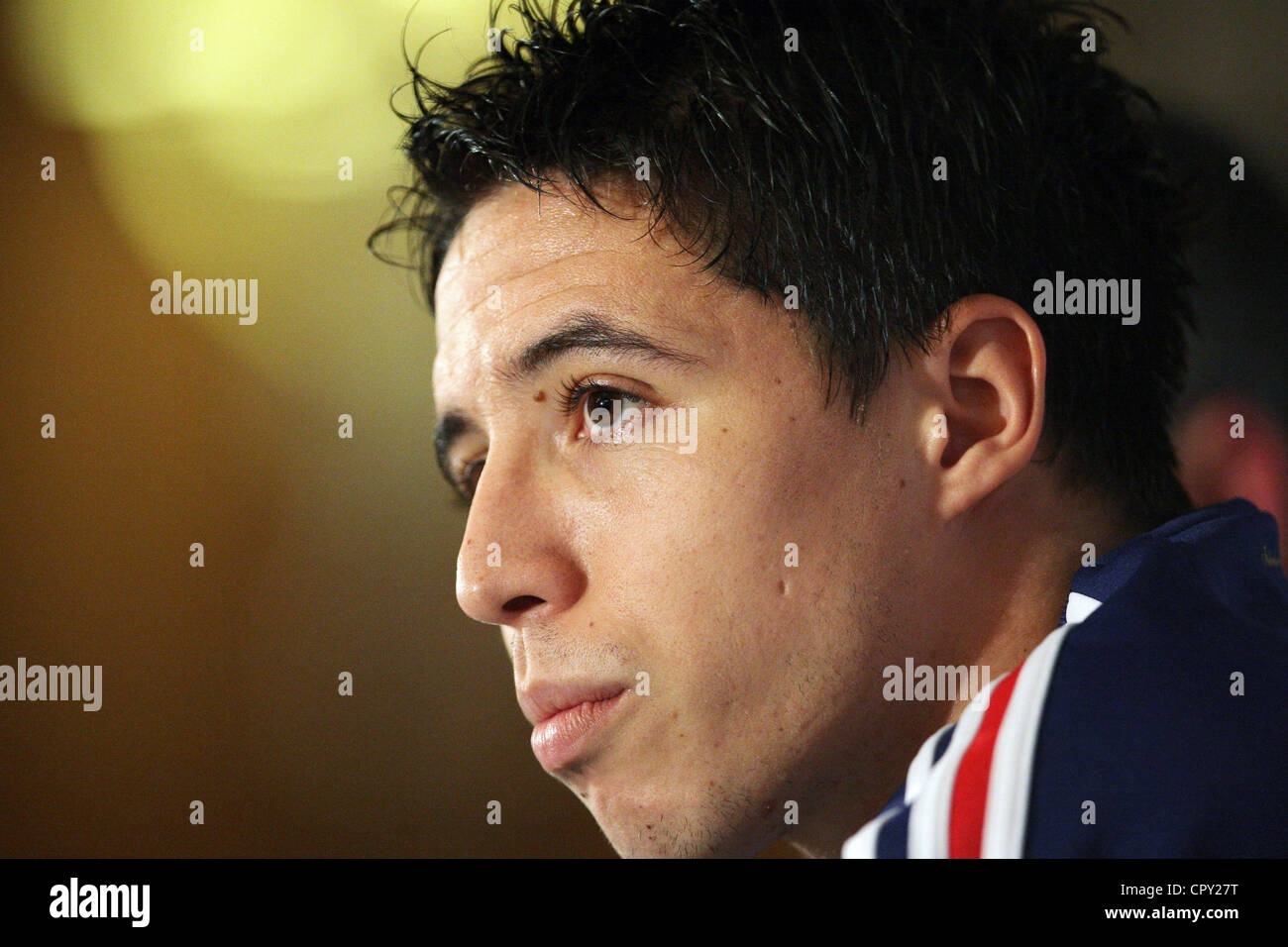 Samir Nasri parle au cours d'une conférence de presse avant le match amical avec l'Angleterre en 2010 Banque D'Images