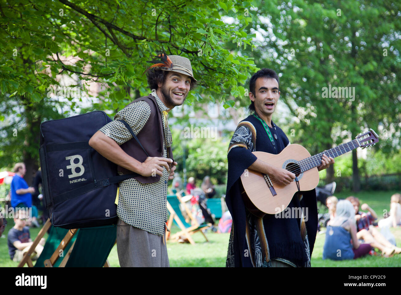 Deux gars excentrique interprètes au Royal Pavilion Gardens à Brighton - East Sussex Banque D'Images