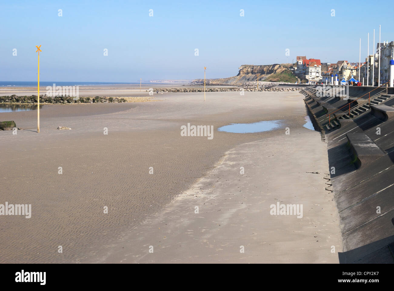 Front de mer avec plage de sable à Wimmereux près de Boulogne. Pas de Calais. France Banque D'Images