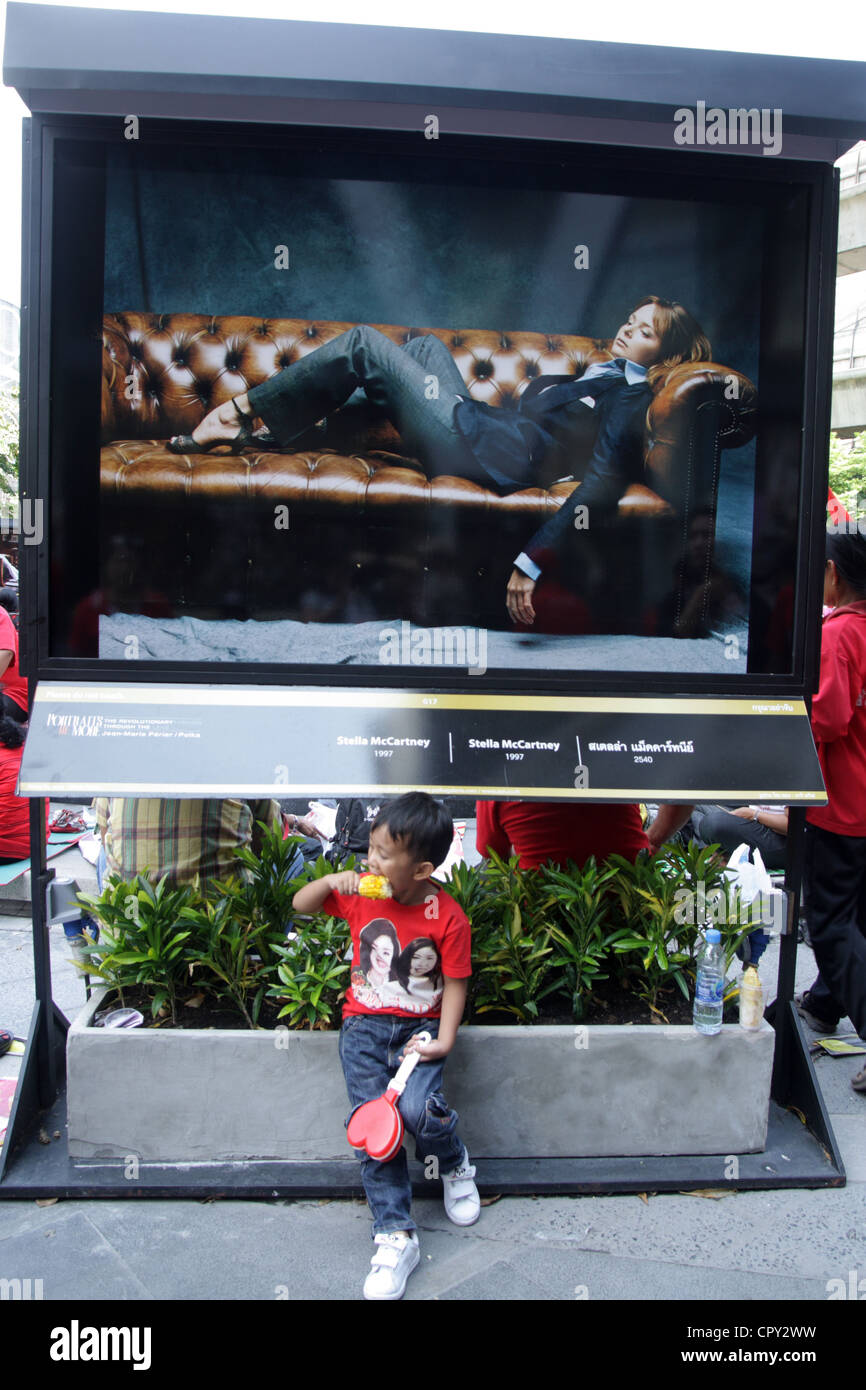 Chemise rouge manifestant lors d'une manifestation à une exposition de photos au centre commercial Central World de Bangkok Banque D'Images