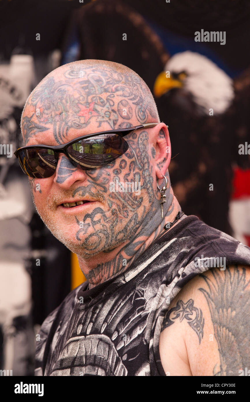 Portrait d'un biker tatoué. Banque D'Images