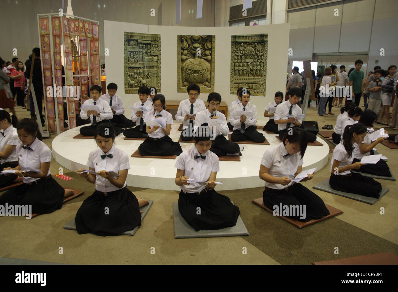 Un groupe d'étudiants thaïlandais en psalmodiant festival bouddhiste Bouddha Jayanti , 2600 ans célébrer Banque D'Images