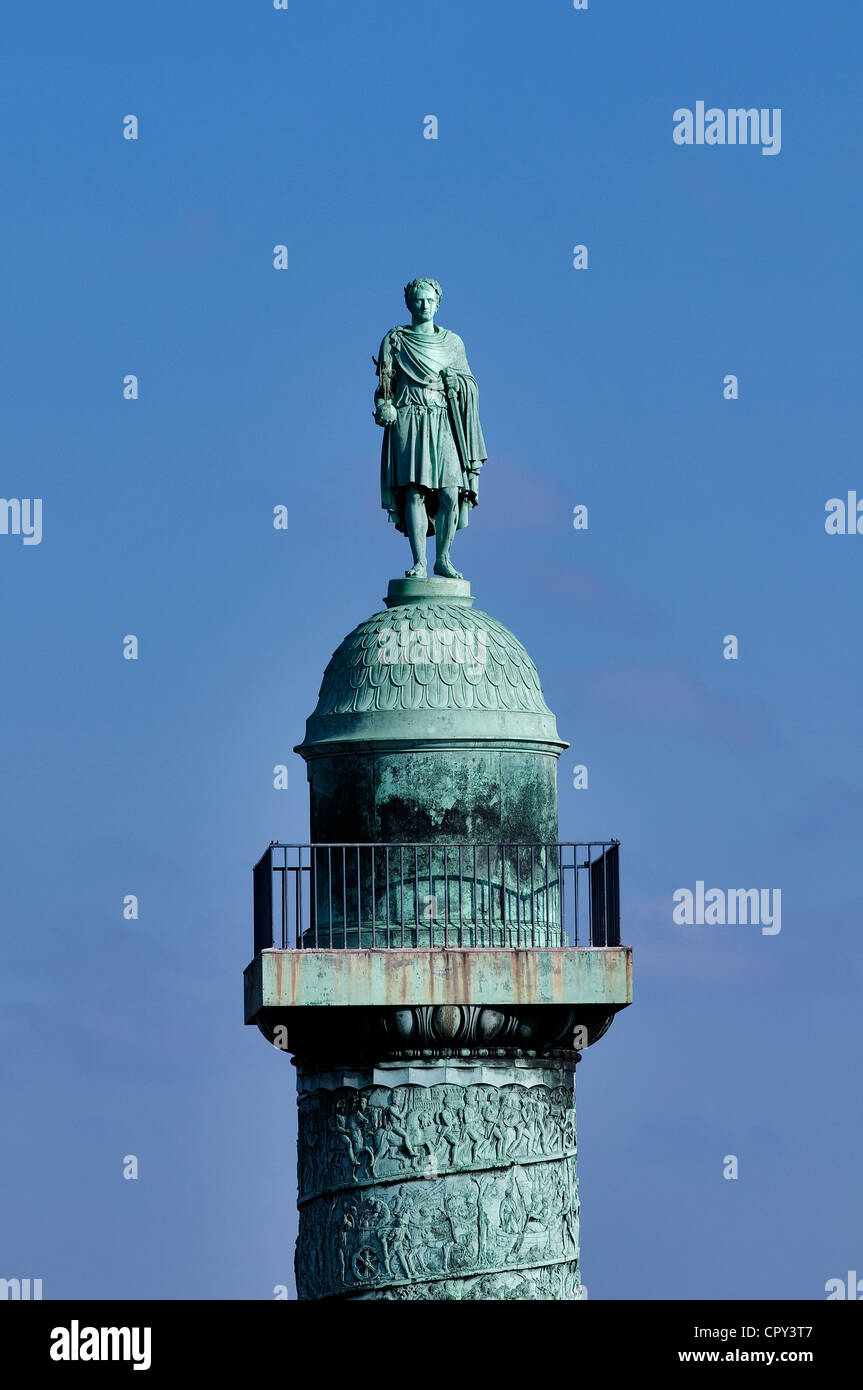 France, Paris, la statue de Napoléon au sommet de la colonne Vendôme Banque D'Images