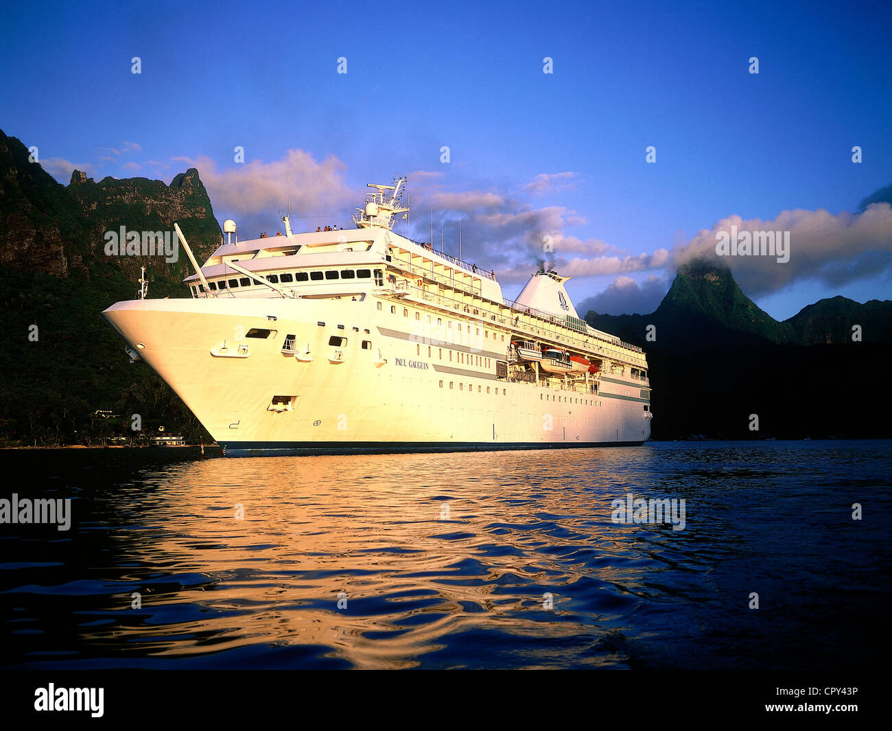 La France, la Polynésie française, l'archipel des îles de la société, îles du Vent, Moorea, le navire au crépuscule Banque D'Images