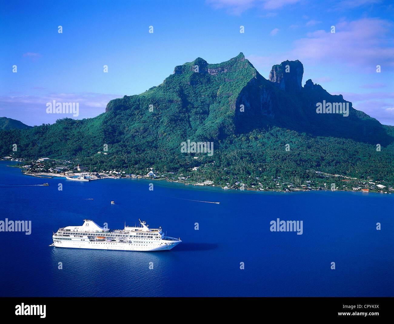 La France, la Polynésie française, l'archipel des îles de la société, îles du Vent, Moorea, le navire dans la baie de cuisiniers (vue aérienne) Banque D'Images