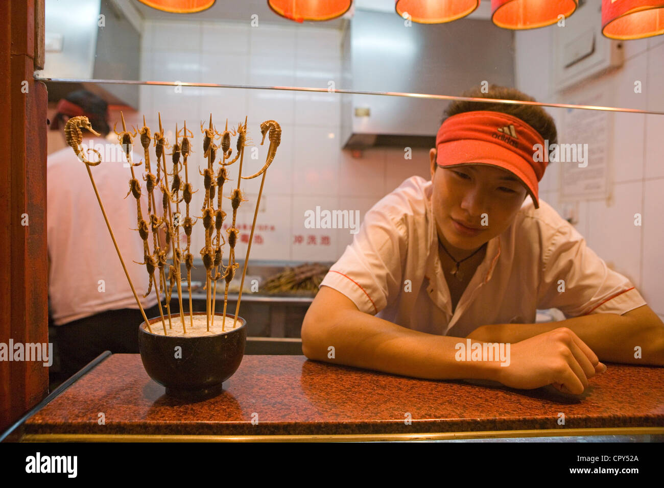 Chine, Beijing Wang Fu Jing, la rue commerciale et piétonne le soir, pour manger des scorpions grillés Banque D'Images