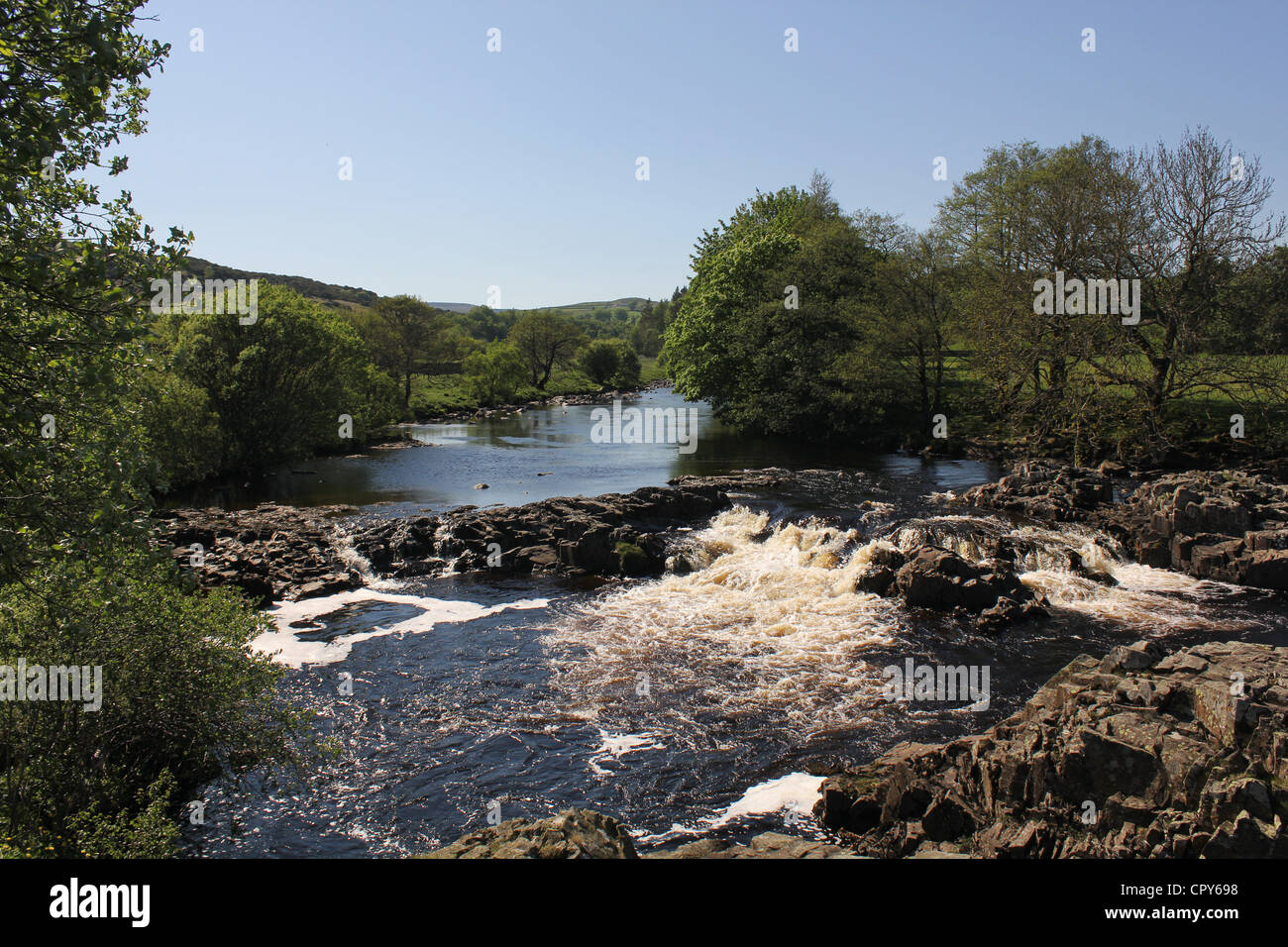 Scènes de Teesdale, Angleterre du Nord-Est. 26 mai 2012 - une vue sur la rivière entre les spectaculaires chutes d'eau à faible force et vigueur Banque D'Images