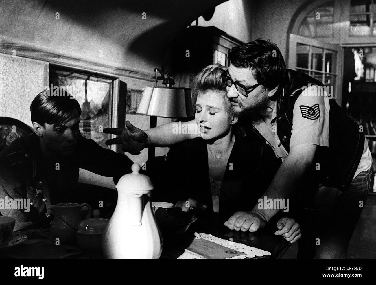Fassbinder, Rainer Werner, 31.5.1946 - 10.6.1982, réalisateur allemand de films, demi-longueur, avec Hanna Schygulla, lors de la réalisation du film 'Lili Marleen' (1980), Banque D'Images