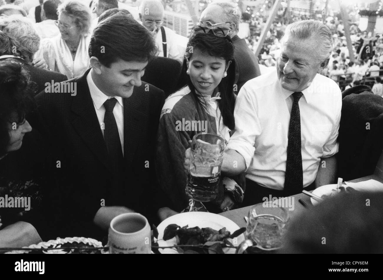 Streibl, Max, 6.1.1932 - 11.12.1998, politicien allemand (CSU), Premier ministre de la Bavière 19.10.1988 - 27.5.1993, avec son fils florian et sa femme, Oktoberfest, Schottenhamel Tent, Munich, 1991, Banque D'Images
